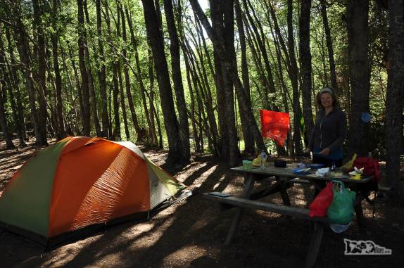 A Ana prepara nosso café da manhã em nosso acampamento no Parque Nacional Radal Siete Tazas, no centro-sul do Chile